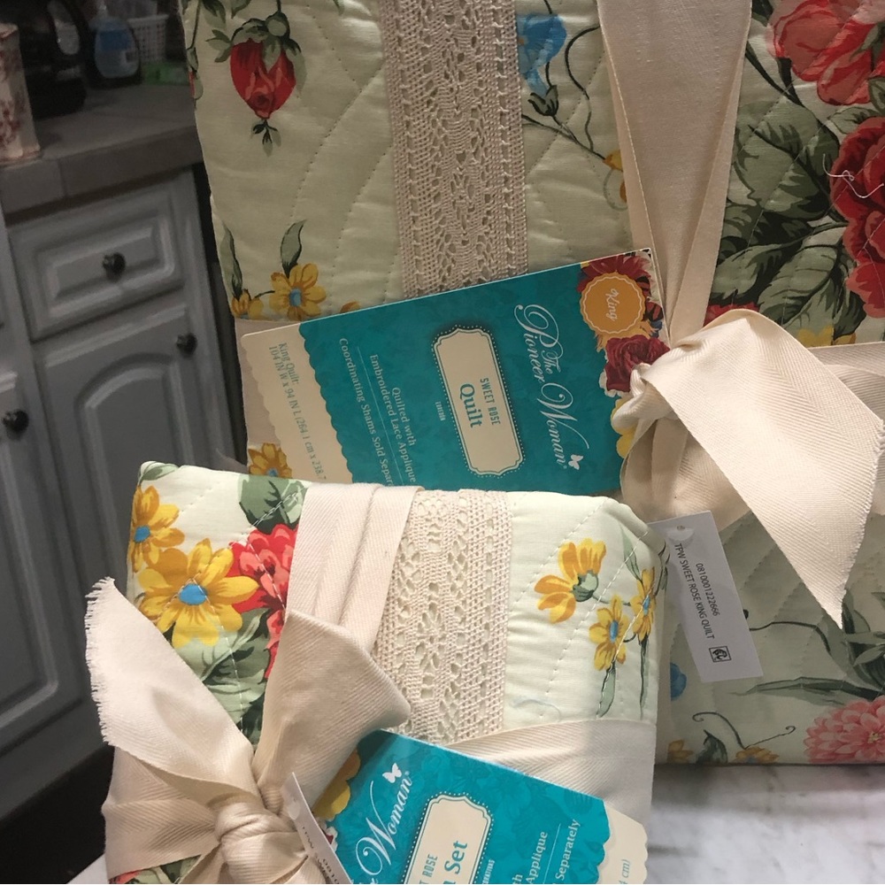 Pioneer woman king size quilt with shams